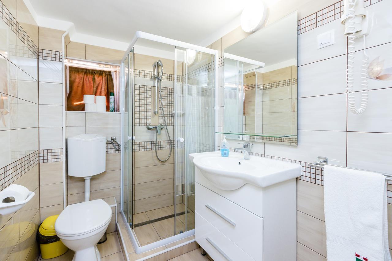 Almafa Apartmanhaz 埃格尔 外观 照片