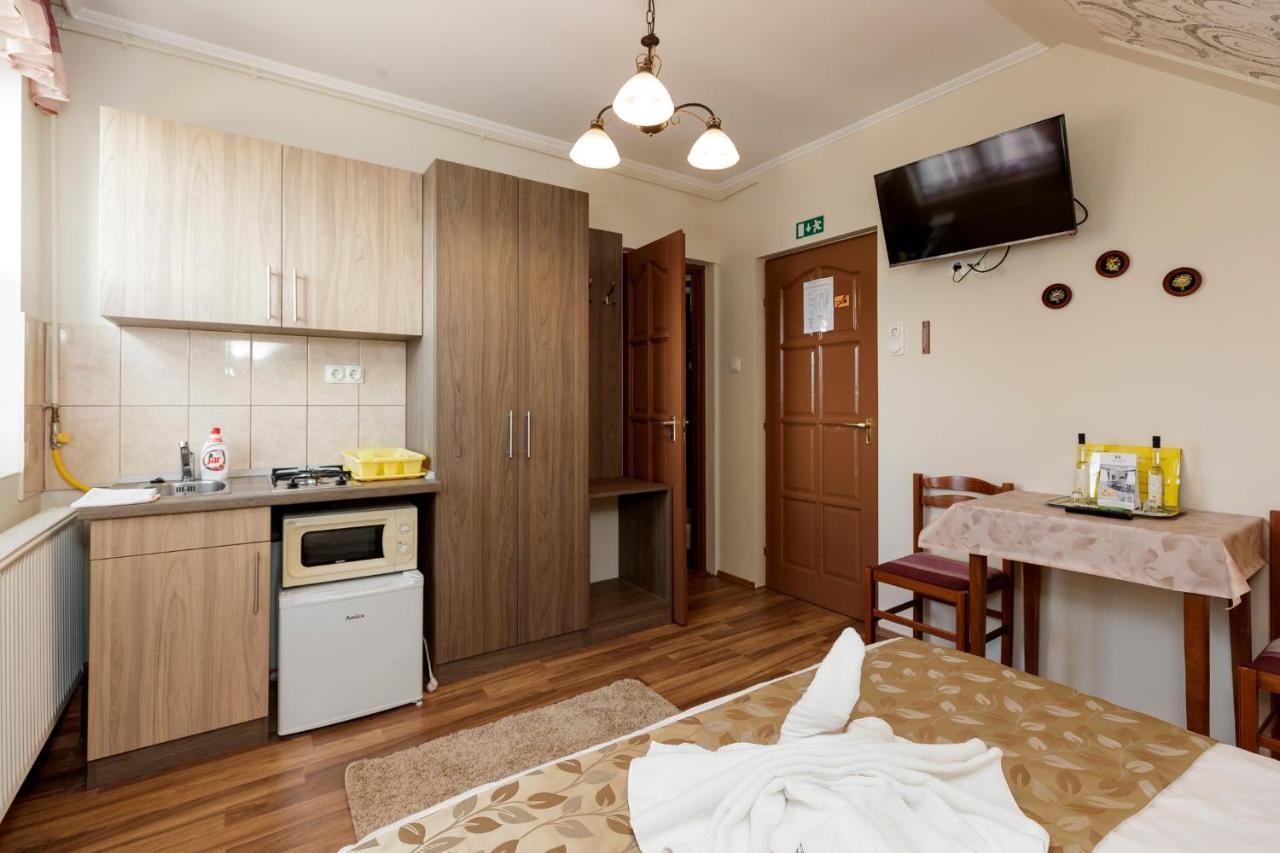 Almafa Apartmanhaz 埃格尔 外观 照片