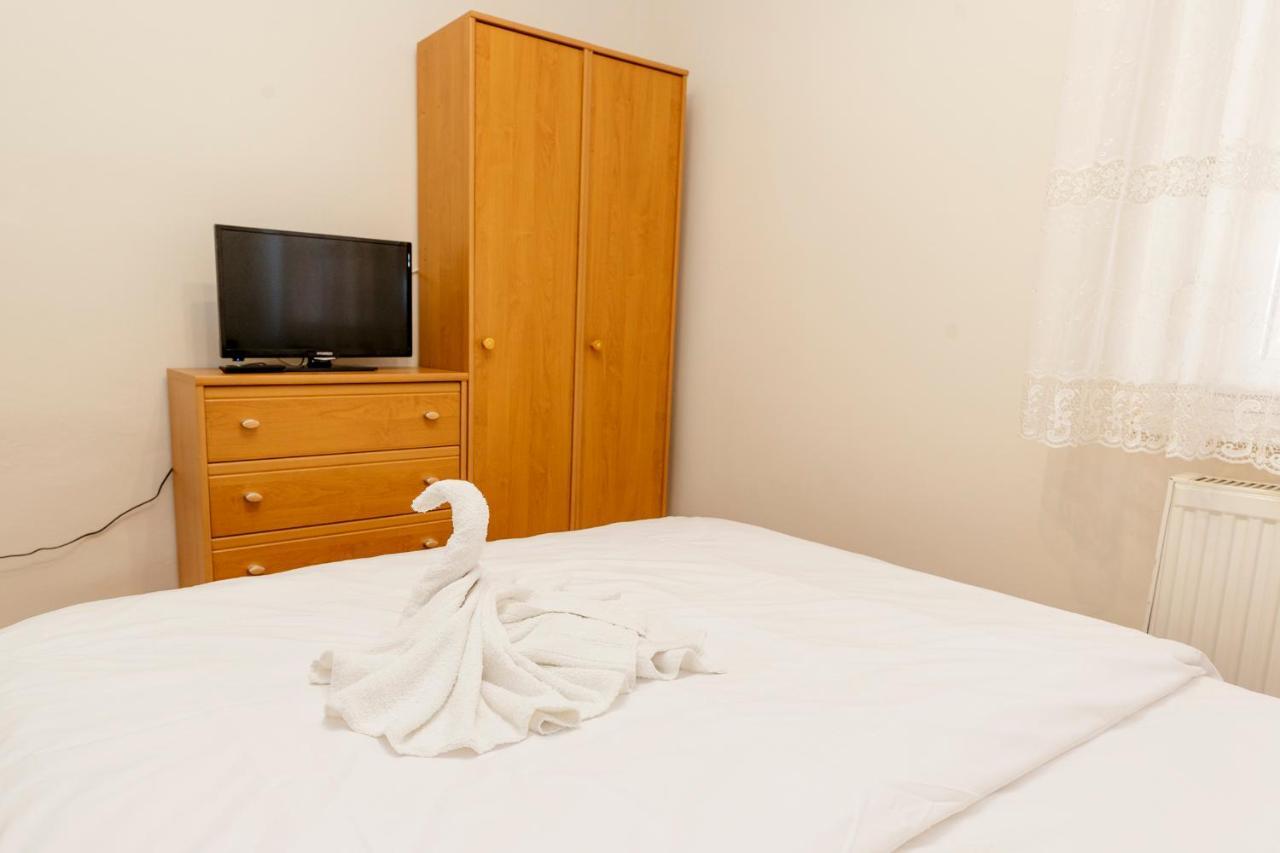 Almafa Apartmanhaz 埃格尔 外观 照片